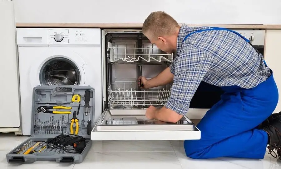 Bayrampaşa Electrolux servisi teknisyen ekibi beyaz eşya tamiri yaparken